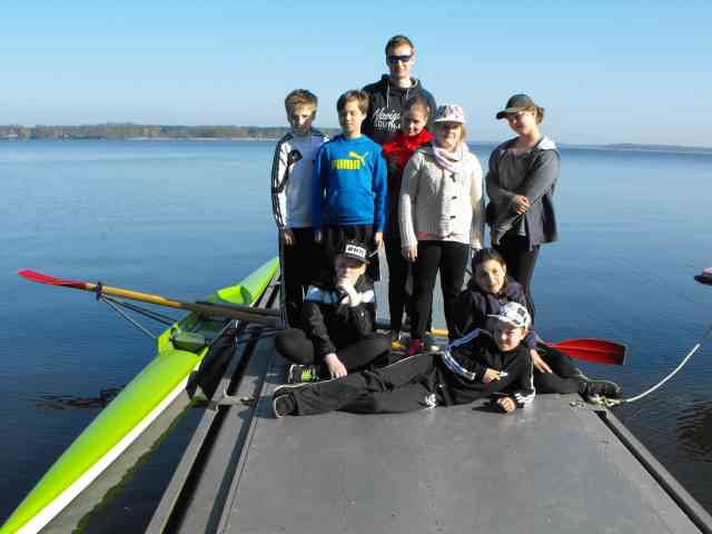 Kinder-Anfängergruppe mit Übungsboot